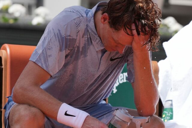 Jannik Sinner po prehre na French Open bojuje so závratmi Jannik Sinner z Talianska reaguje, keď sa ochladzuje vodou počas prestávky v zápase 2. kola tenisovej dvojhry mužov proti Juanovi Manuelovi Cerundolovi z Argentíny na tenisovom turnaji French Open v Paríži vo štvrtok 28. mája 2026, keď teplota stúpne až na 33 °C (91 °F).