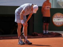 Jannik Sinner prehral v druhom kole French Open Jannik Sinner z Talianska reaguje, keď hrá proti Juanovi Manuelovi Cerundolovi z Argentíny počas ich druhého kola tenisovej dvojhry mužov na tenisovom turnaji French Open v Paríži, štvrtok 28. mája 2026.