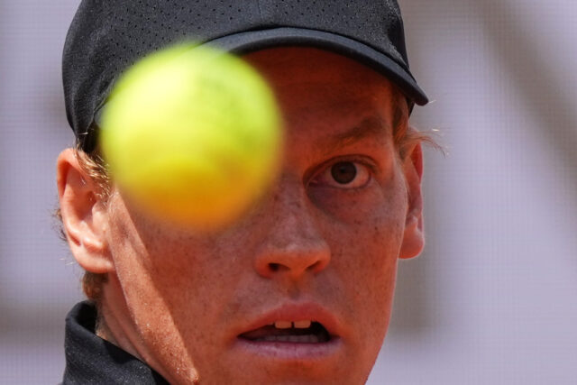 Jannik Sinner prekonal rekord Masters a dostal sa do semifinále Italian Open