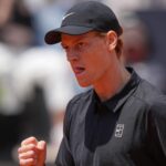 Jannik Sinner prekonal rekord Novaka Djokoviča po vystrašení zo zranení