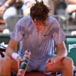 Jannik Sinner v „heat cheat“ búrke na French Open: Svetová jednička je vyradená - po obvinení z použitia nečestnej taktiky na únik z parížskej vlny horúčav 32C