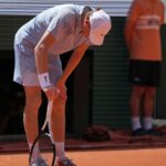 Jannik Sinner vypadol z French Open po tom, čo bojoval s ťažkými kŕčmi