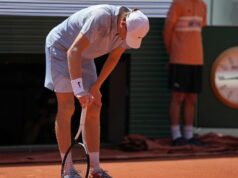 Jannik Sinner vypadol z French Open po tom, čo bojoval s ťažkými kŕčmi Jannik Sinner vypadol z French Open po tom, čo bojoval s ťažkými kŕčmi