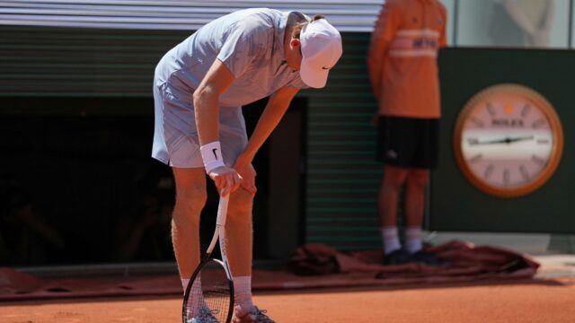 Jannik Sinner vypadol z French Open po tom, čo bojoval s ťažkými kŕčmi
