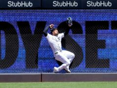 Jason Dominguez z Yankees po zrážke so stenou vykartoval MLB: Texas Rangers v New York Yankees