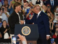 Jaxson Dart sa pri svojom prejave Donalda Trumpa so spoluhráčom z Giants Abdulom Carterom vyjadruje k hnevu v šatni Rozohrávač Giants Jaxson Dart si podáva ruku s Trumpom na mítingu v Sufferne v štáte New York