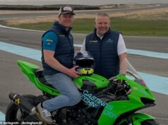 Jazdec Isle of Man TT, 33, zomrel po havárii v kvalifikácii ako dievča, 2, bolo letecky prevezené do nemocnice so zraneniami Jazdec Isle of Man TT Daniel Ingham (vľavo) zomrel po havárii počas kvalifikácie na podujatie