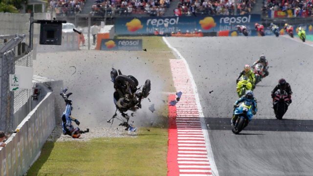 Jazdec MotoGP Alex Marquez havaruje a počas pretekov sa prevráti vo vzduchu
