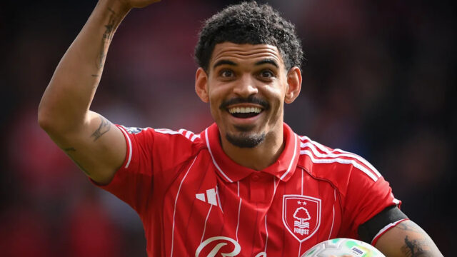 Morgan Gibbs-White odstupuje proti Chelsea po zrážke hláv