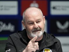 Je to deň D pre Steva Clarka, keď odhaľuje tím škótskych majstrovstiev sveta… takže kto bude v lietadle do Severnej Ameriky a kto sa bude vonku pozerať? Steve Clarke sa dnes stane prvým škótskym šéfom po 28 rokoch, ktorý vymenoval zostavu majstrovstiev sveta