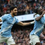 Jeremy Doku oslavuje po strelení gólu za Manchester City