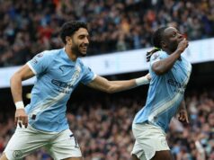 Jeremy Doku postupuje, aby opäť udržal Man City v boji o titul s tlakom späť na Arsenal Jeremy Doku oslavuje po strelení gólu za Manchester City