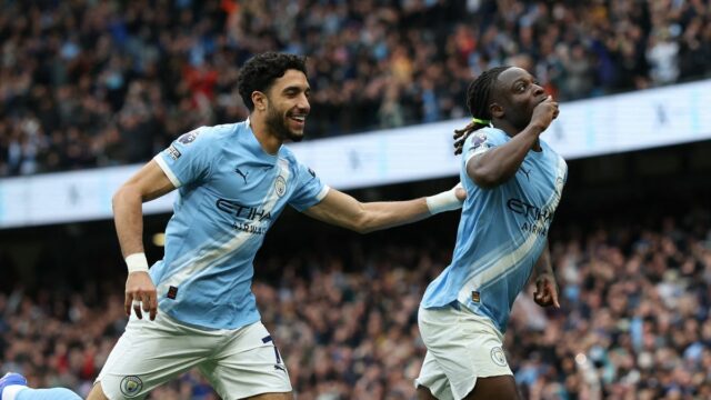 Jeremy Doku oslavuje po strelení gólu za Manchester City