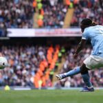 Jeremy Doku strelil teraz typický otvárací gól pre Man City, keď ho zakrútil z diaľky
