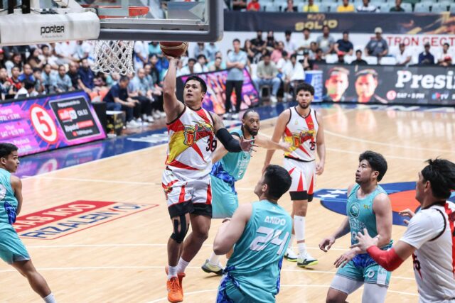 Jericho Cruz zo San Miguel Beermen počas zápasu proti Phoenix Fuel Masters v roku 2026 v Pohári komisárov PBA