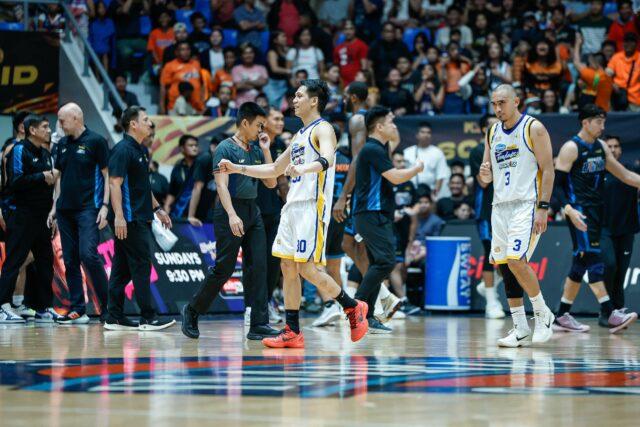 Jerom Lastimosa drží hlavu vysoko po odchode Magnolia Jerom Lastimosa z Magnolia Hotshots počas zápasu s Meralcom Boltsom vo štvrťfinále PBA Commissioner's Cup v roku 2026.