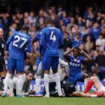 Jesse Derry z Chelsea sa natiahol po znepokojujúcej kolízii pri prvom štarte Blues