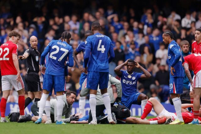 Jesse Derry z Chelsea sa natiahol po znepokojujúcej kolízii pri prvom štarte Blues
