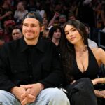 Justin Herbert a Madison Beer cestovali po Európe počas offseason NFL (na obrázku: Pár sa zúčastňuje zápasu NBA v októbri)