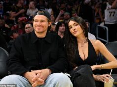 Jim Harbaugh odhaľuje reakciu na Justina Herberta, ktorý sa pripojil k Madison Beer na hudobnom turné, keď sa Chargers QB konečne vracia do praxe Justin Herbert a Madison Beer cestovali po Európe počas offseason NFL (na obrázku: Pár sa zúčastňuje zápasu NBA v októbri)
