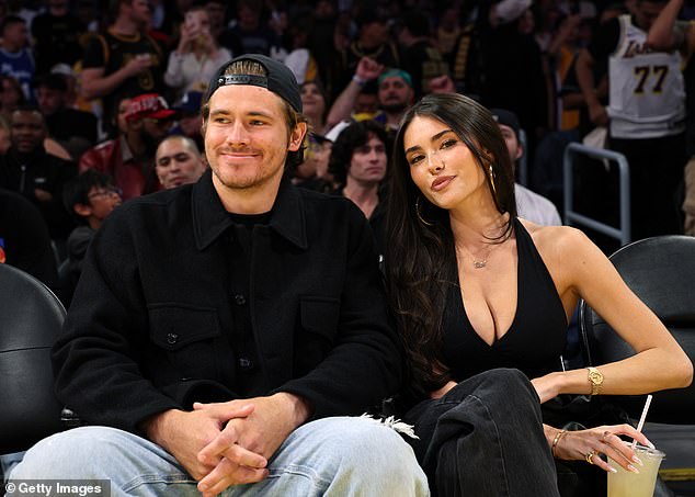 Jim Harbaugh odhaľuje reakciu na Justina Herberta, ktorý sa pripojil Justin Herbert a Madison Beer cestovali po Európe počas offseason NFL (na obrázku: Pár sa zúčastňuje zápasu NBA v októbri)