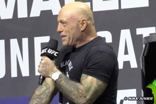 Joe Rogan: Sean Strickland má 'oprávnenú šancu' vs. Khamzat Chimaev
