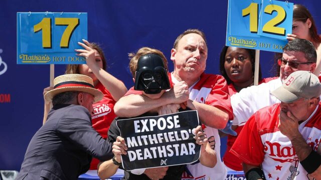 Joey Chestnut odsúdený na podmienku po nabití batérie
