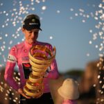Prvý umiestnený Dánsko Jonas Vingegaard drží trofej, keď oslavuje na pódiu na konci cyklistických pretekov Giro d'Italia v Ríme nedeľu 31. mája 2026. (AP Photo/Andrew Medichini)