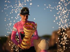 Jonas Vingegaard vyhral Giro d’Italia, absolvoval 3 Grand Tours Prvý umiestnený Dánsko Jonas Vingegaard drží trofej, keď oslavuje na pódiu na konci cyklistických pretekov Giro d'Italia v Ríme nedeľu 31. mája 2026. (AP Photo/Andrew Medichini)