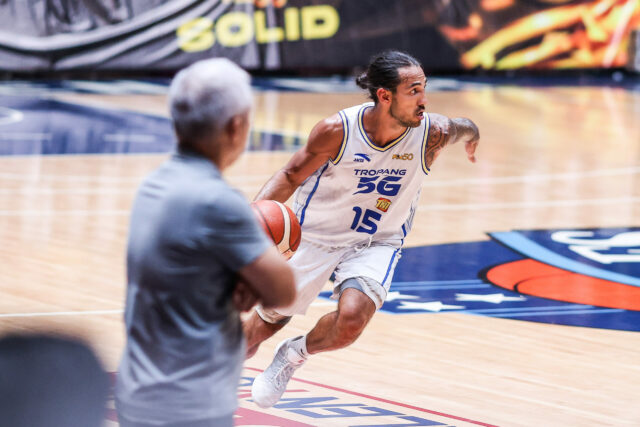 PBA dnes skóruje TNT Tropang 5G Jordan Heading počas zápasu proti Meralco Bolts v semifinále PBA Commissioner's Cup v roku 2026.