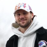 Josh Allen prekvapuje deti zo školy Buffalo na prestávke vo virálnom momente