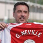 Gary Neville je prezentovaný v drese Arsenalu