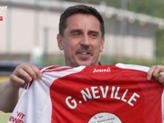 Josh Kroenke posiela Garymu Nevillovi jemný trojslovný odkaz s darčekom k titulu Arsenal Premier League Gary Neville je prezentovaný v drese Arsenalu