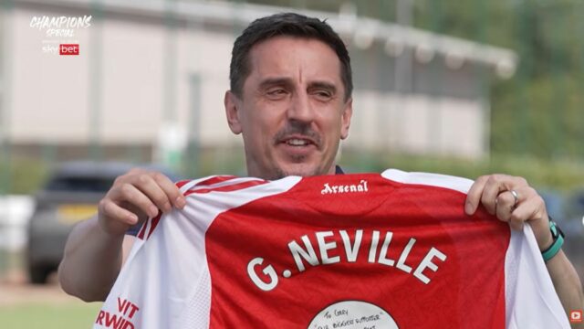 Gary Neville je prezentovaný v drese Arsenalu
