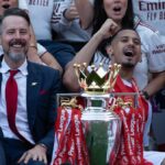 Spolupredseda Arsenalu Josh Kroenke a William Saliba oslavujú titul v Premier League