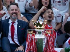 Josh Kroenke: „Pýtal som sa, ako získame vlastného Virgila van Dijka – povedali mi, že podpísal Williama Salibu“ Spolupredseda Arsenalu Josh Kroenke a William Saliba oslavujú titul v Premier League