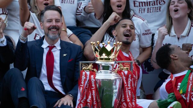 Josh Kroenke: „Pýtal som sa, ako získame vlastného Virgila van Spolupredseda Arsenalu Josh Kroenke a William Saliba oslavujú titul v Premier League