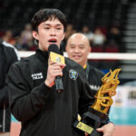 Hviezda UST Golden Spikers Josh Ybañez preberá trofej pre mužského volejbalového MVP sezóny 88 UAAP.