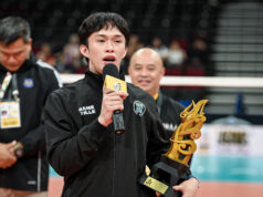 Josh Ybañez, 3-násobný MVP, sa budúci rok vracia do UST Hviezda UST Golden Spikers Josh Ybañez preberá trofej pre mužského volejbalového MVP sezóny 88 UAAP.