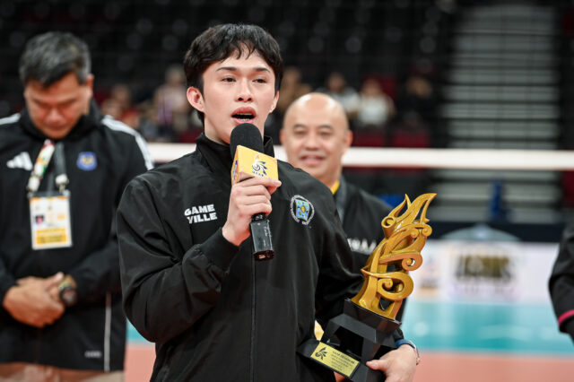 Hviezda UST Golden Spikers Josh Ybañez preberá trofej pre mužského volejbalového MVP sezóny 88 UAAP.