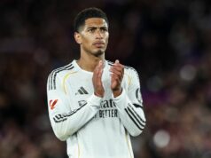 Jude Bellingham posiela Jamesovi Maddisonovi elegantný dvojslovný odkaz po návrate Tottenhamu Jude Bellingham z Realu Madrid počas zápasu La Liga EA Sports 2025/26 ''El Clasico'' medzi FC Barcelona a Real Madrid na štadióne Spotify Camp Nou v Barcelone, Španielsko, v máji 2026