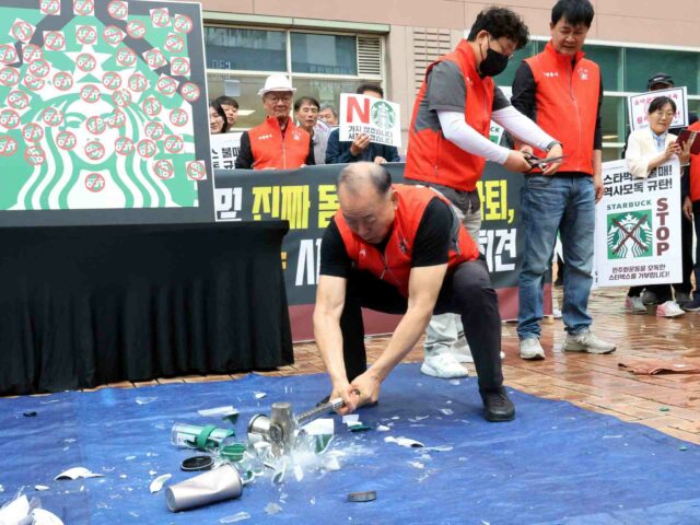 Juhokórejskí aktivisti rozbíjajú poháre Starbucks na protest proti kampani „Deň tankov“ | Správy
