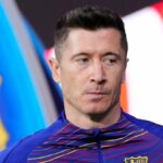Poľský útočník Dortmundu Robert Lewandowski (vľavo) oslavuje s hlavným trénerom Dortmundu Jurgenom Kloppom po druhom štvrťfinále Ligy majstrov UEFA vo futbalovom zápase Borussia Dortmund vs Malaga CF v Dortmunde na západe Nemecka 9. apríla 2013. Dortmund vyhral zápas o semifinále 3:2 na zápasy.