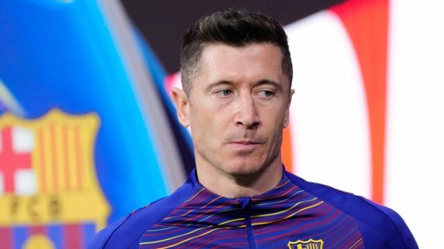 Poľský útočník Dortmundu Robert Lewandowski (vľavo) oslavuje s hlavným trénerom Dortmundu Jurgenom Kloppom po druhom štvrťfinále Ligy majstrov UEFA vo futbalovom zápase Borussia Dortmund vs Malaga CF v Dortmunde na západe Nemecka 9. apríla 2013. Dortmund vyhral zápas o semifinále 3:2 na zápasy.  