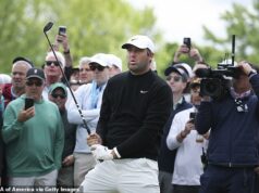 Justin Rose a Shane Lowry sa brutálne pokorili v druhom kole PGA Championship, keď Scottie Scheffler bojuje o udržanie sa v boji uprostred krviprelievania vo Philadelphii. Scottie Scheffler zaznamenal v druhom dni PGA Championship jedno cez 71