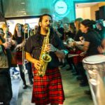 Glasgowská kapela SambaYaBamba predviedla svoju pieseň Svetového pohára eklektickému davu v Particku