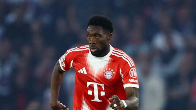 Kanadská hviezda Alphonso Davies sa snaží byť fit na MS 2026, varuje Bayern Mníchov
