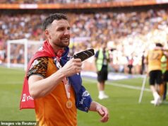 Kapitán Hullu Lewie Coyle venuje triumf v play-off zosnulému otcovi ako emotívnu poctu – predtým, než sa ospravedlní za nadávky pre Sky Sports Kapitán Hull City Lewie Coyle venoval play-off svojho tímu triumfu svojho zosnulého otca