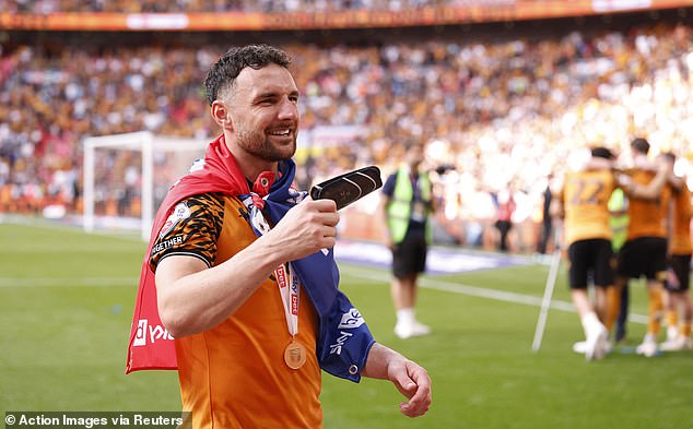 Kapitán Hullu Lewie Coyle venuje triumf v play-off zosnulému otcovi Kapitán Hull City Lewie Coyle venoval play-off svojho tímu triumfu svojho zosnulého otca