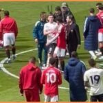 Kapitán Man United Fernandes si všimol, ako sa rozpráva s Elliotom Andersonom